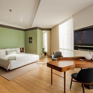 Premier Hollywood King Room